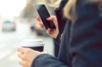 Femme avec un smartphone à la main, dans la rue